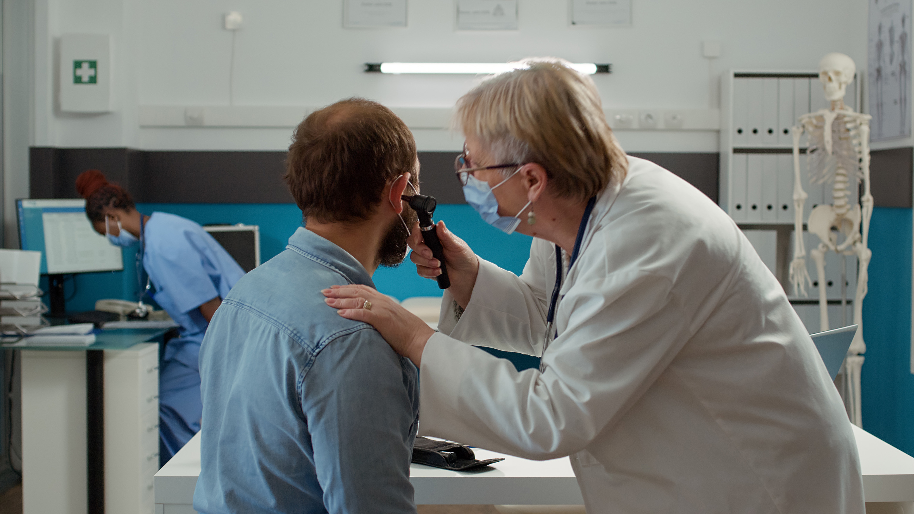 ORL examinant un patient homme